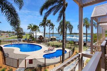 هتل Comfort Resort Waters Edge