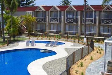هتل Comfort Resort Waters Edge
