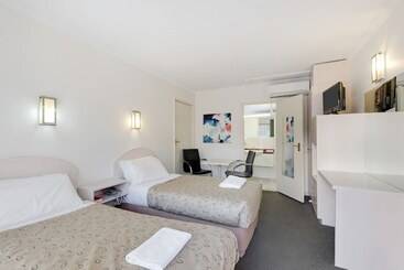 مُتل Alexander Motor Inn