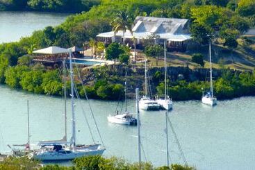 هتل Admiral's Inn and Gunpowder Suites