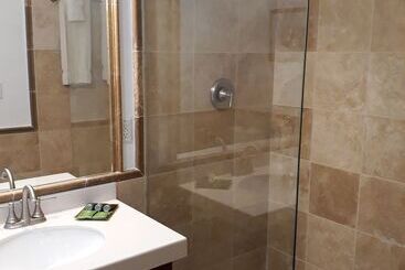 هتل Admiral's Inn and Gunpowder Suites