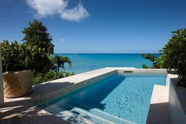 هتل Blue Waters Resort And Spa