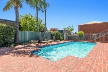 Отель Burke And Wills Motor Inn Swan Hill