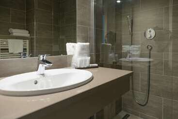 هتل Restaurant Van Der Valk Nivelles Sud