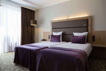هتل Restaurant Van Der Valk Nivelles Sud