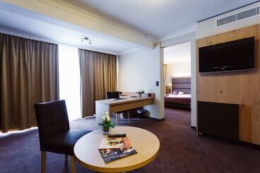 هتل Restaurant Van Der Valk Nivelles Sud
