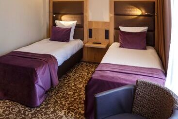 هتل Restaurant Van Der Valk Nivelles Sud