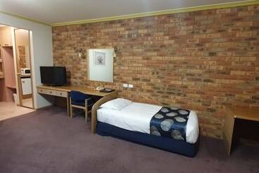 هتل Pines Country Club Motor Inn