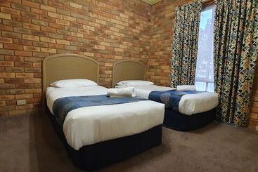 هتل Pines Country Club Motor Inn
