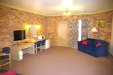 هتل Pines Country Club Motor Inn