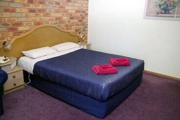 هتل Pines Country Club Motor Inn