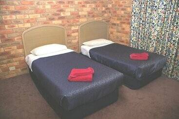 هتل Pines Country Club Motor Inn