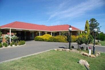 هتل Pines Country Club Motor Inn