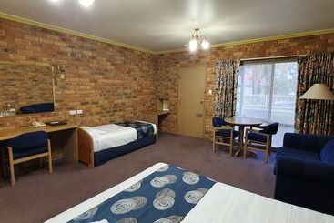 هتل Pines Country Club Motor Inn