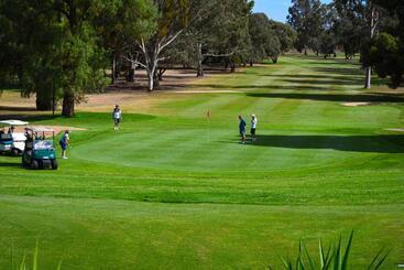 مُتل Renmark Country Club
