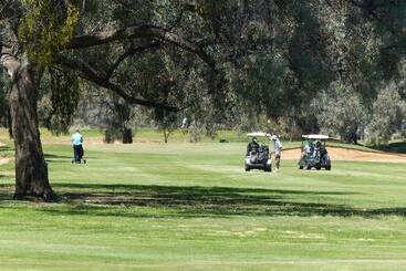 مُتل Renmark Country Club