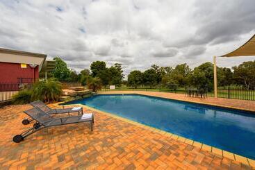 مُتل Renmark Country Club