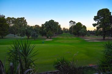 مُتل Renmark Country Club
