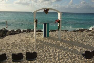 هتل Bimini Big Game Club Resort & Marina