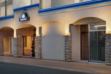 هتل Days Inn By Wyndham Edmonton Downtown