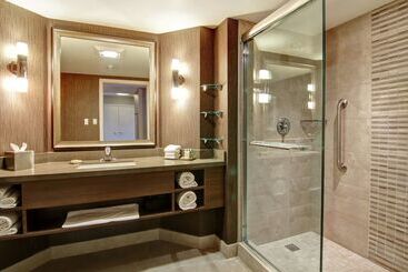 Doubletree By Hilton Hotel West Edmonton