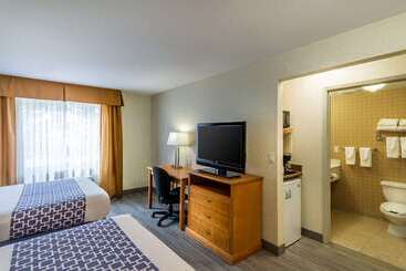 هتل Econo Lodge Inn & Suites University