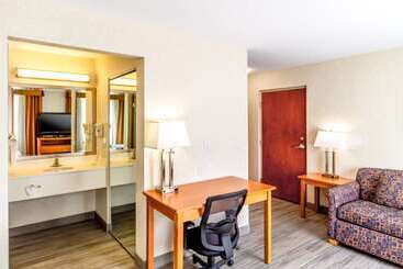 هتل Econo Lodge Inn & Suites University