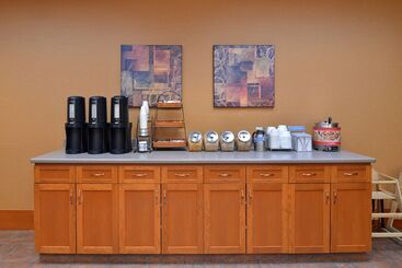 هتل Econo Lodge Inn & Suites University