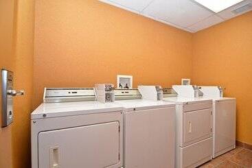 هتل Econo Lodge Inn & Suites University
