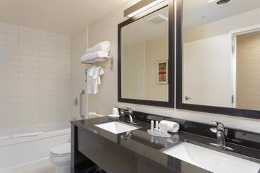 هتل Fairfield Inn & Suites By Marriott Belleville