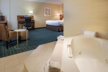 هتل Fairfield Inn & Suites By Marriott Belleville