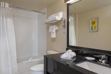 هتل Fairfield Inn & Suites By Marriott Belleville