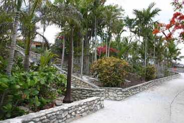 هتل Orange Hill Beach Inn