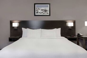 هتل Days Inn By Wyndham Barrie