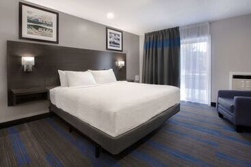 هتل Days Inn By Wyndham Barrie