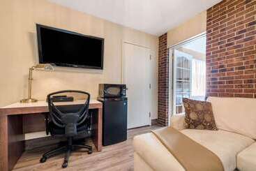 هتل Quality Inn & Suites Gatineau