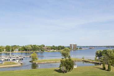 هتل Ramada By Wyndham Belleville Harbourview Conference Center