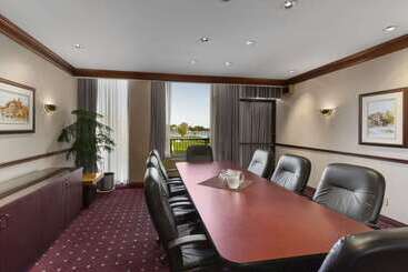 هتل Ramada By Wyndham Belleville Harbourview Conference Center