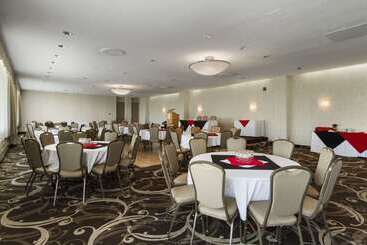 هتل Ramada By Wyndham Belleville Harbourview Conference Center