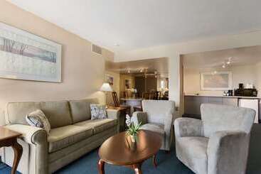 هتل Ramada By Wyndham Belleville Harbourview Conference Center
