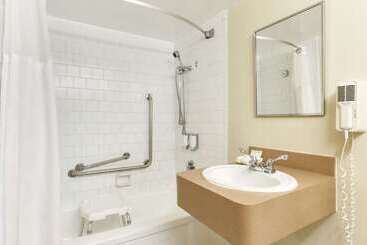 هتل Ramada By Wyndham Belleville Harbourview Conference Center