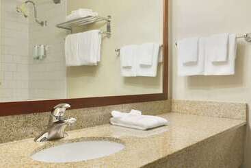هتل Ramada By Wyndham Belleville Harbourview Conference Center