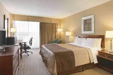 هتل Ramada By Wyndham Belleville Harbourview Conference Center
