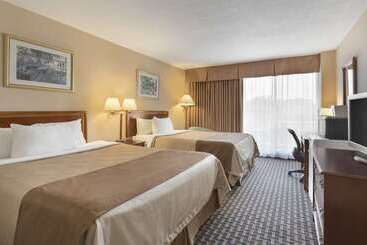 هتل Ramada By Wyndham Belleville Harbourview Conference Center