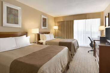 هتل Ramada By Wyndham Belleville Harbourview Conference Center