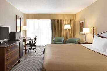 هتل Ramada By Wyndham Belleville Harbourview Conference Center