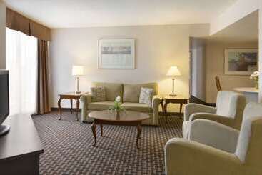 هتل Ramada By Wyndham Belleville Harbourview Conference Center