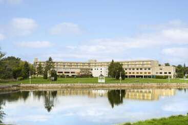 هتل Ramada By Wyndham Belleville Harbourview Conference Center