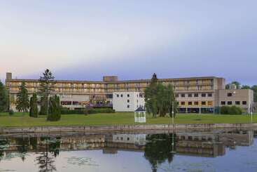 هتل Ramada By Wyndham Belleville Harbourview Conference Center