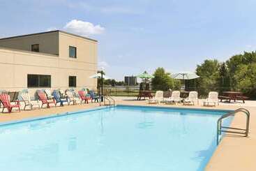 هتل Ramada By Wyndham Belleville Harbourview Conference Center